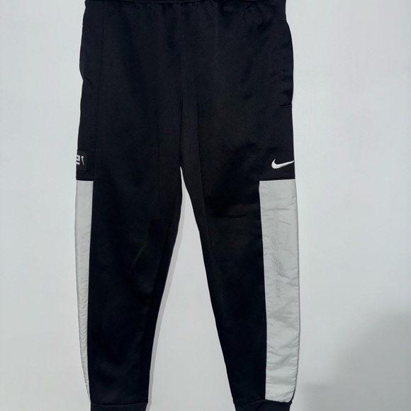 Nike Elite Therma Fit - Kids Black and White Tracksuit Set - Picture 4 of 5
